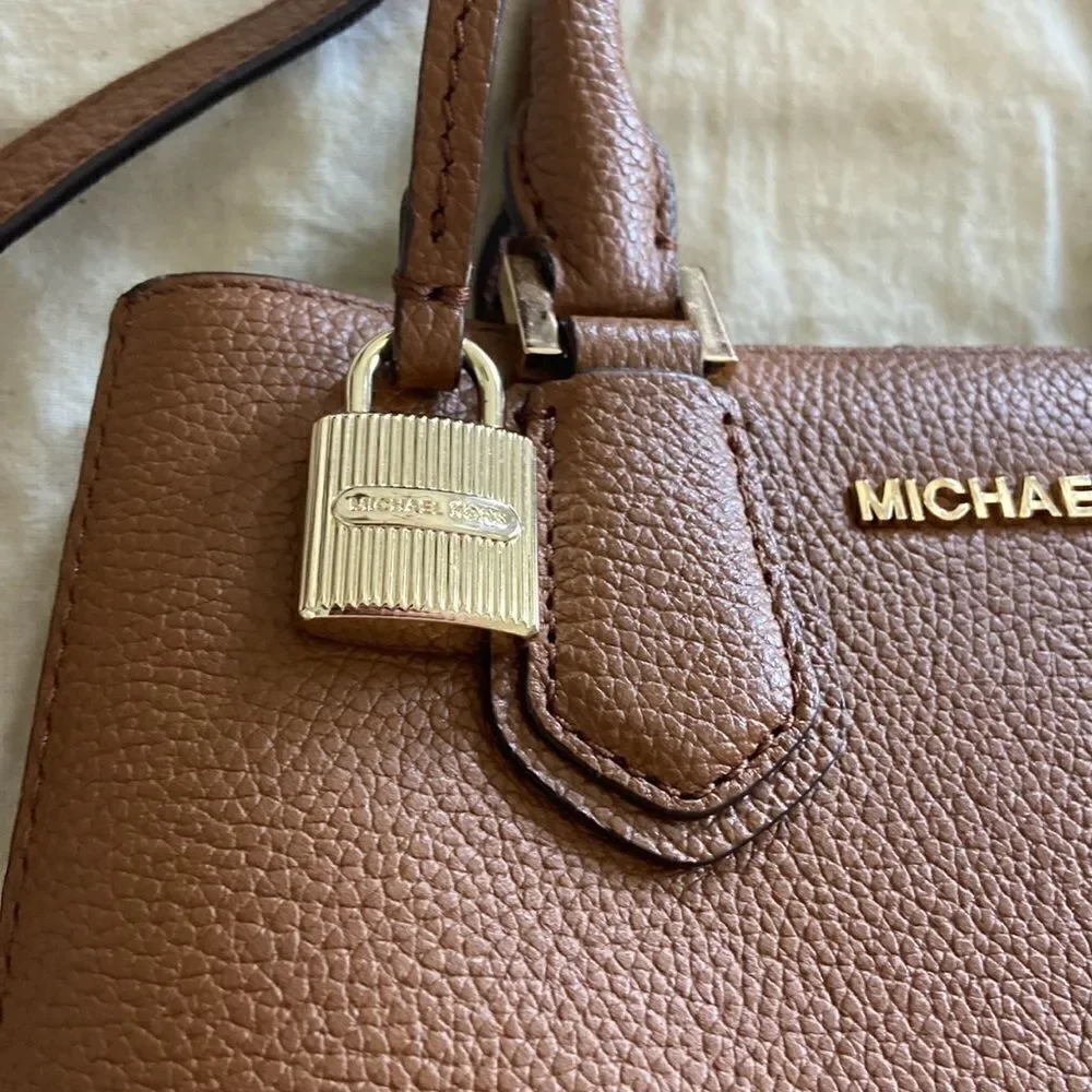 MK Médium Satchel with xbody strap and key card holder marching NWT brown gold